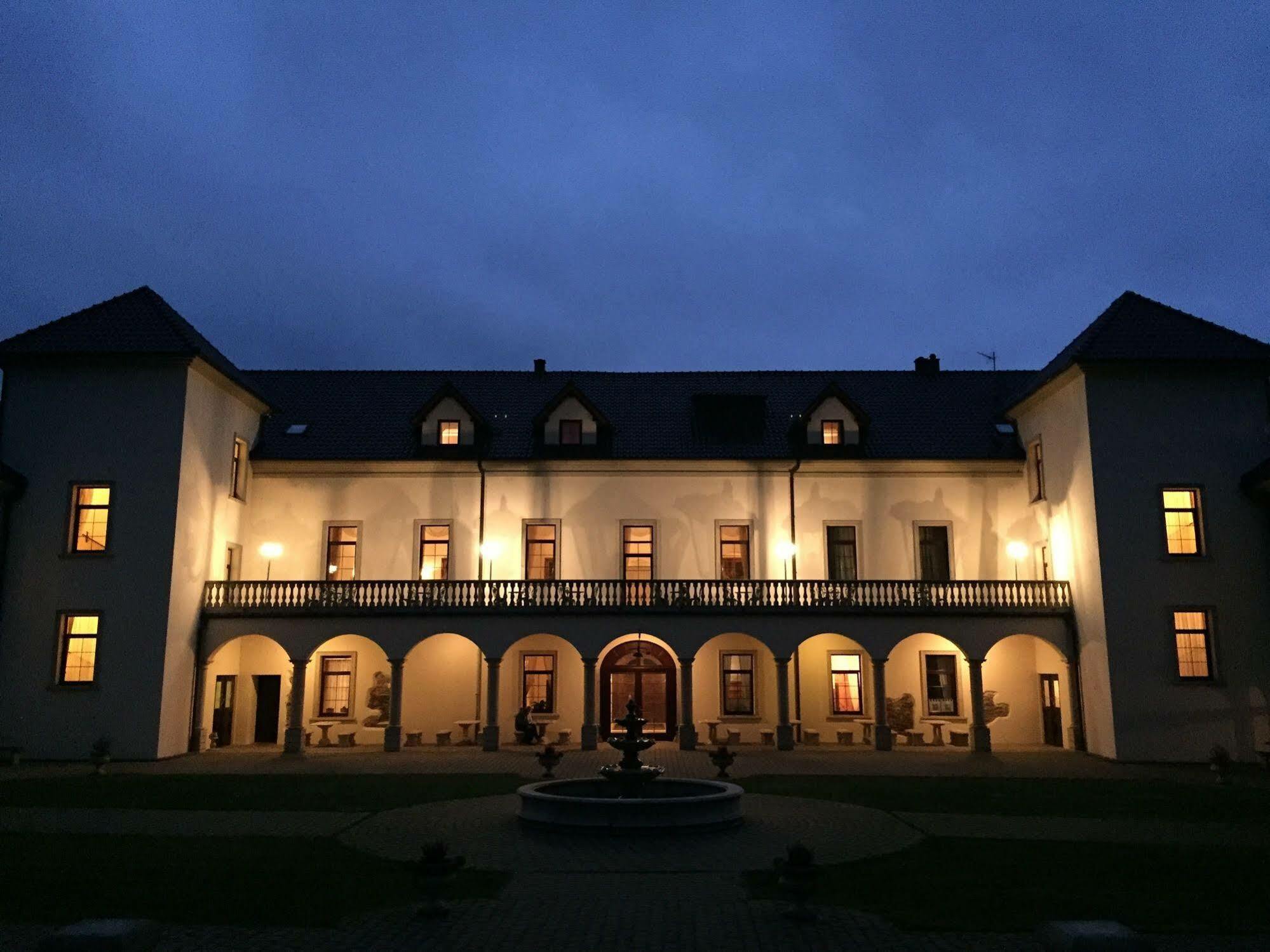 Zamek Kamenny Dvur Hotell Mostov Exteriör bild