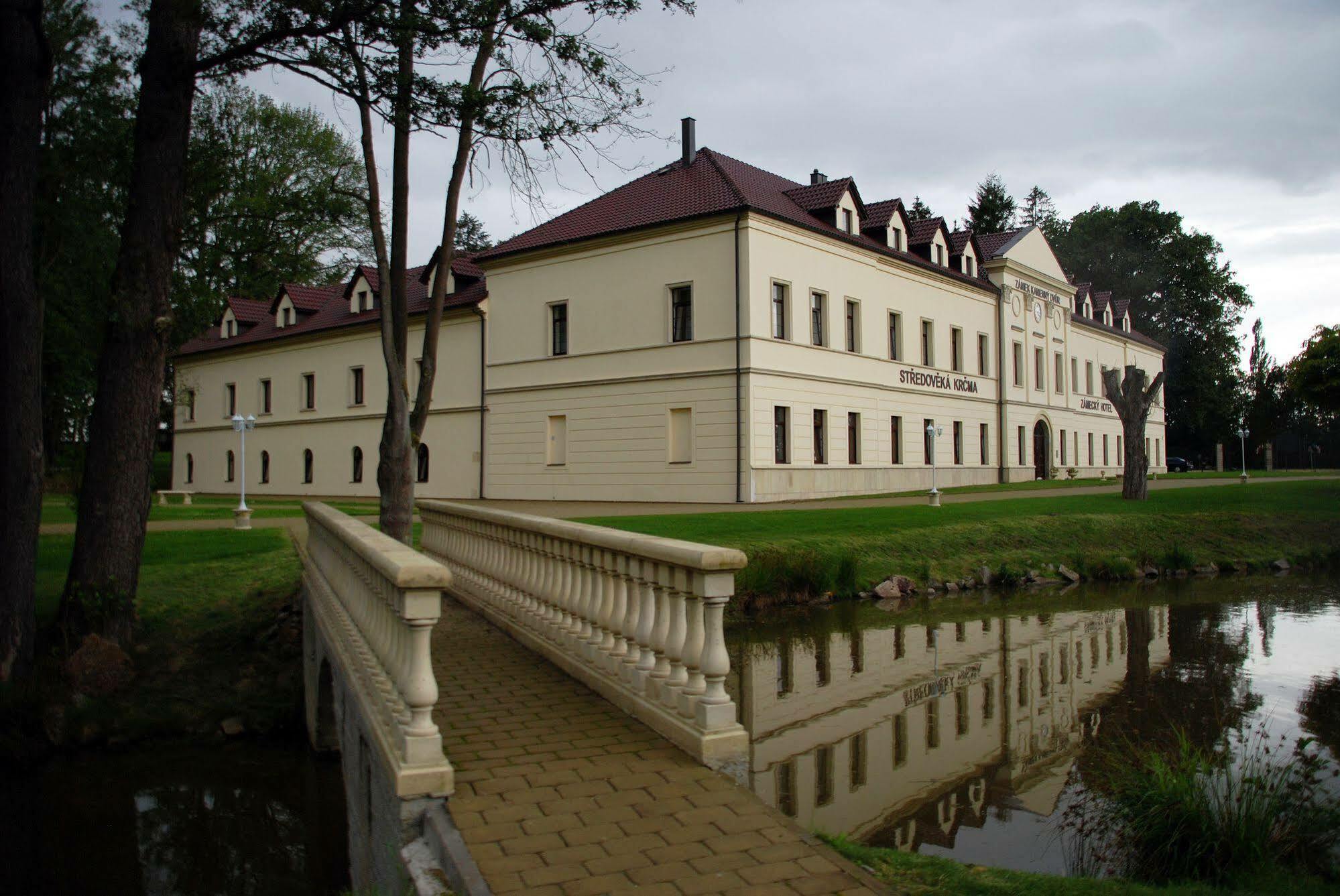 Zamek Kamenny Dvur Hotell Mostov Exteriör bild