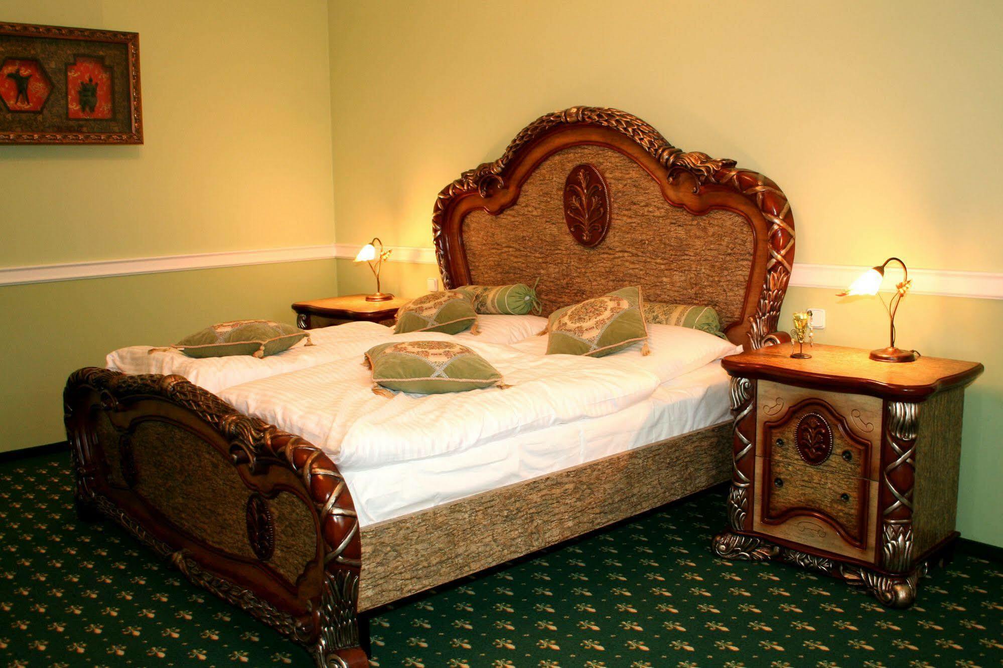 Zamek Kamenny Dvur Hotell Mostov Exteriör bild