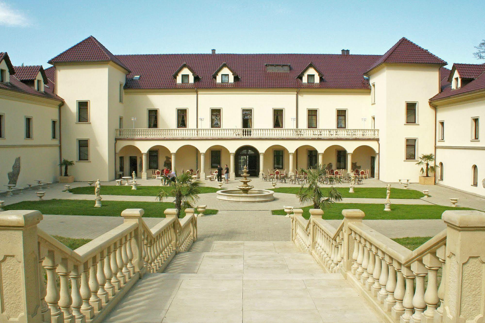 Zamek Kamenny Dvur Hotell Mostov Exteriör bild