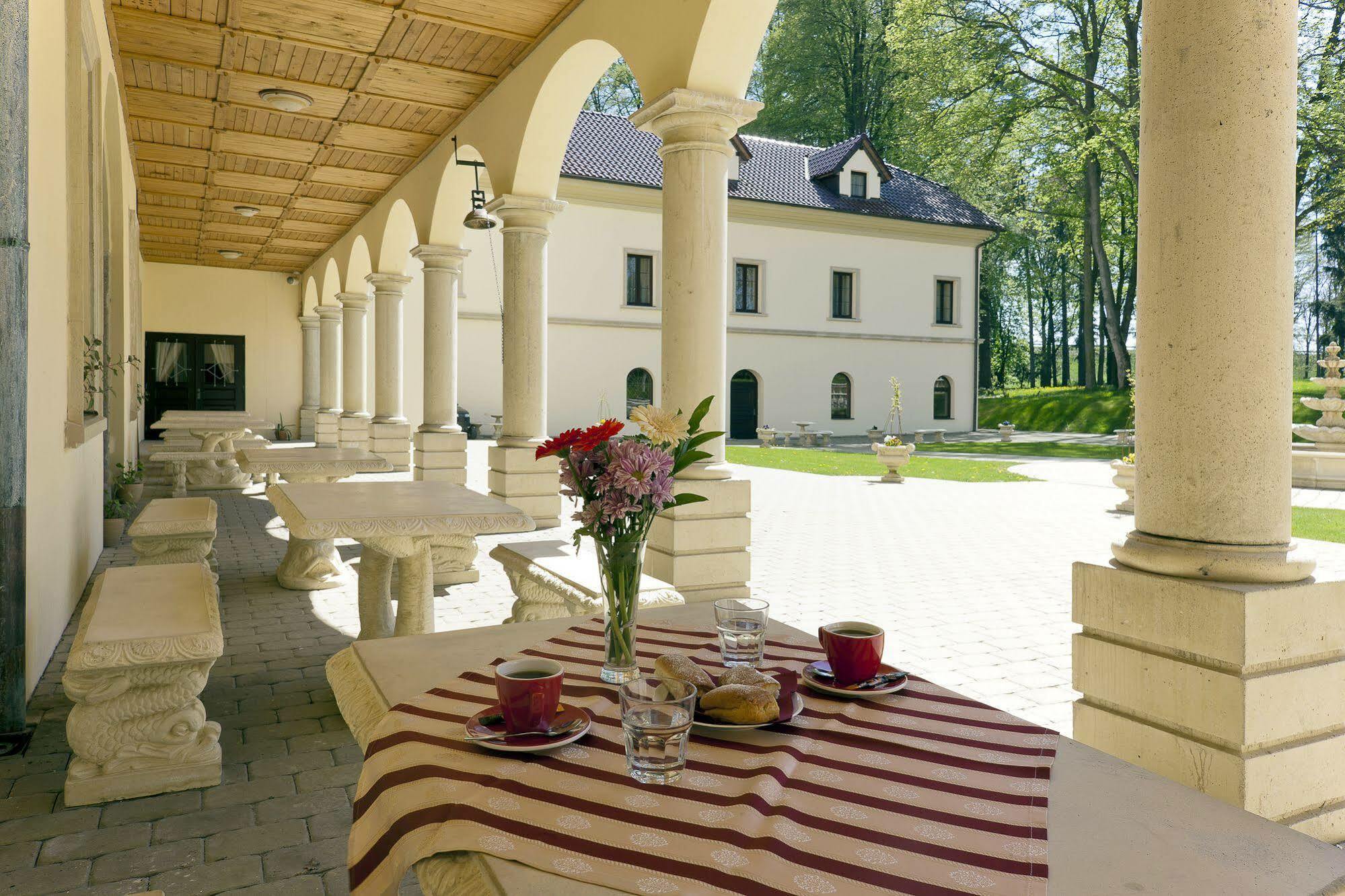 Zamek Kamenny Dvur Hotell Mostov Exteriör bild