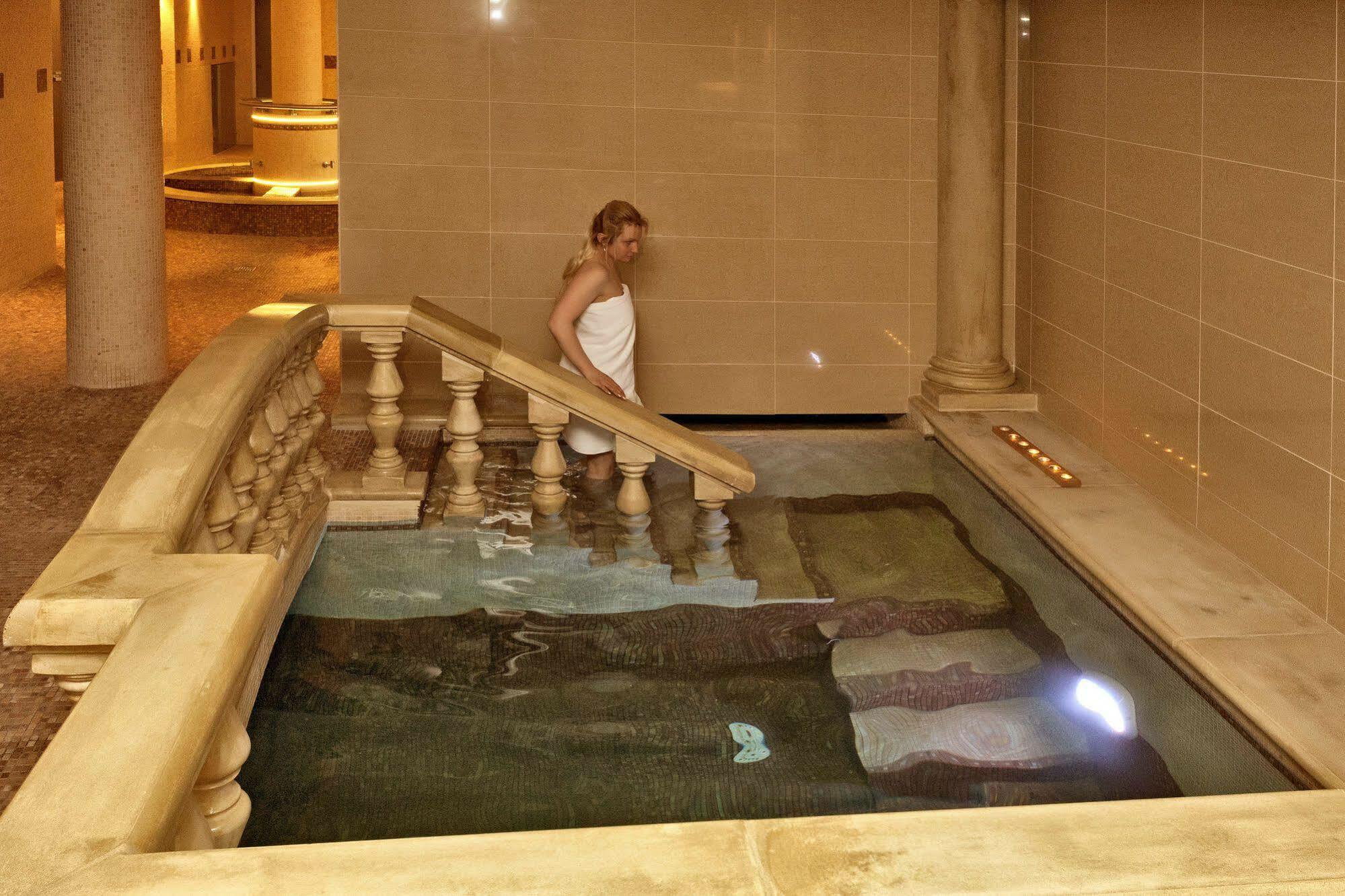 Zamek Kamenny Dvur Hotell Mostov Exteriör bild
