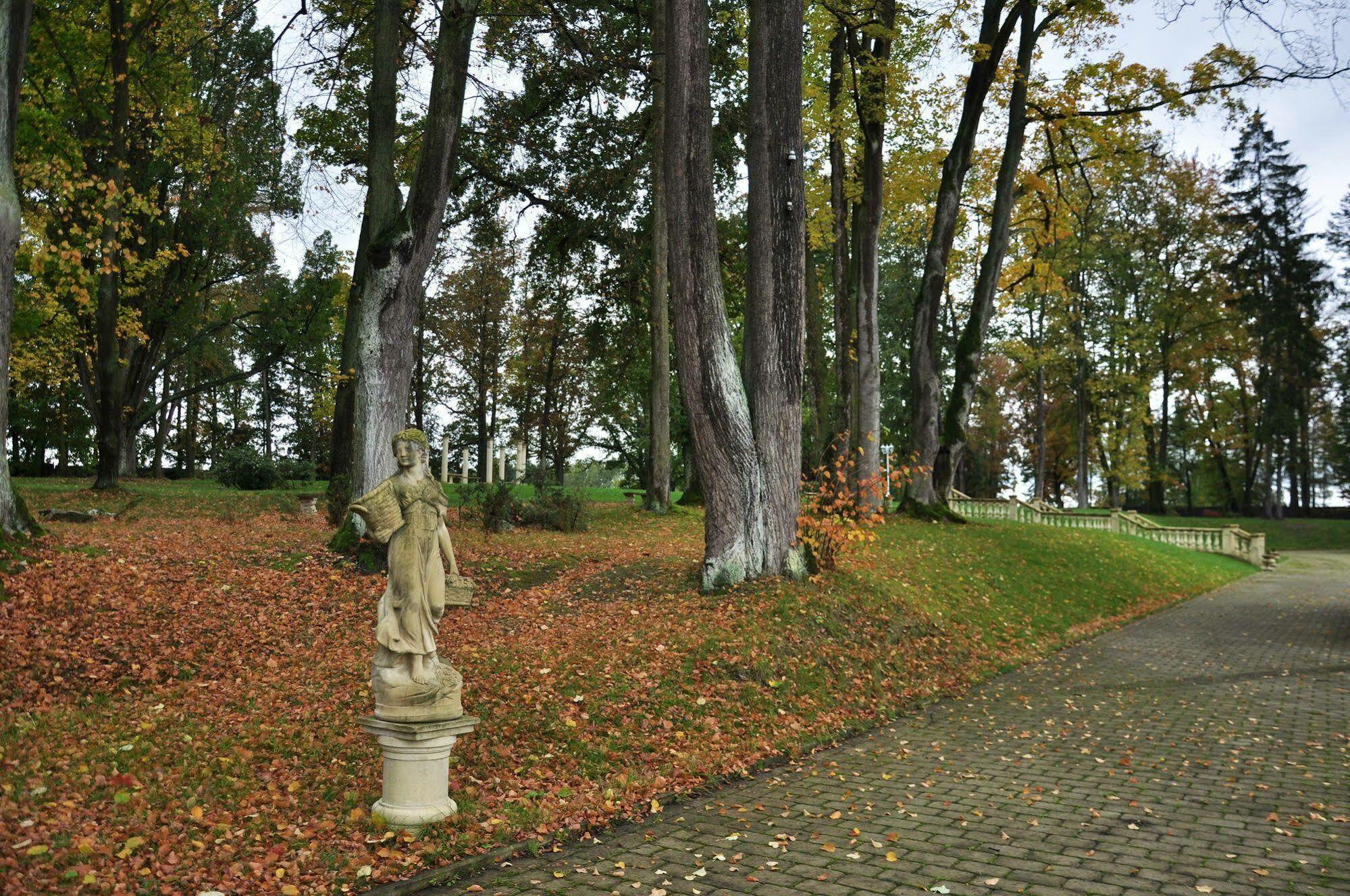 Zamek Kamenny Dvur Hotell Mostov Exteriör bild